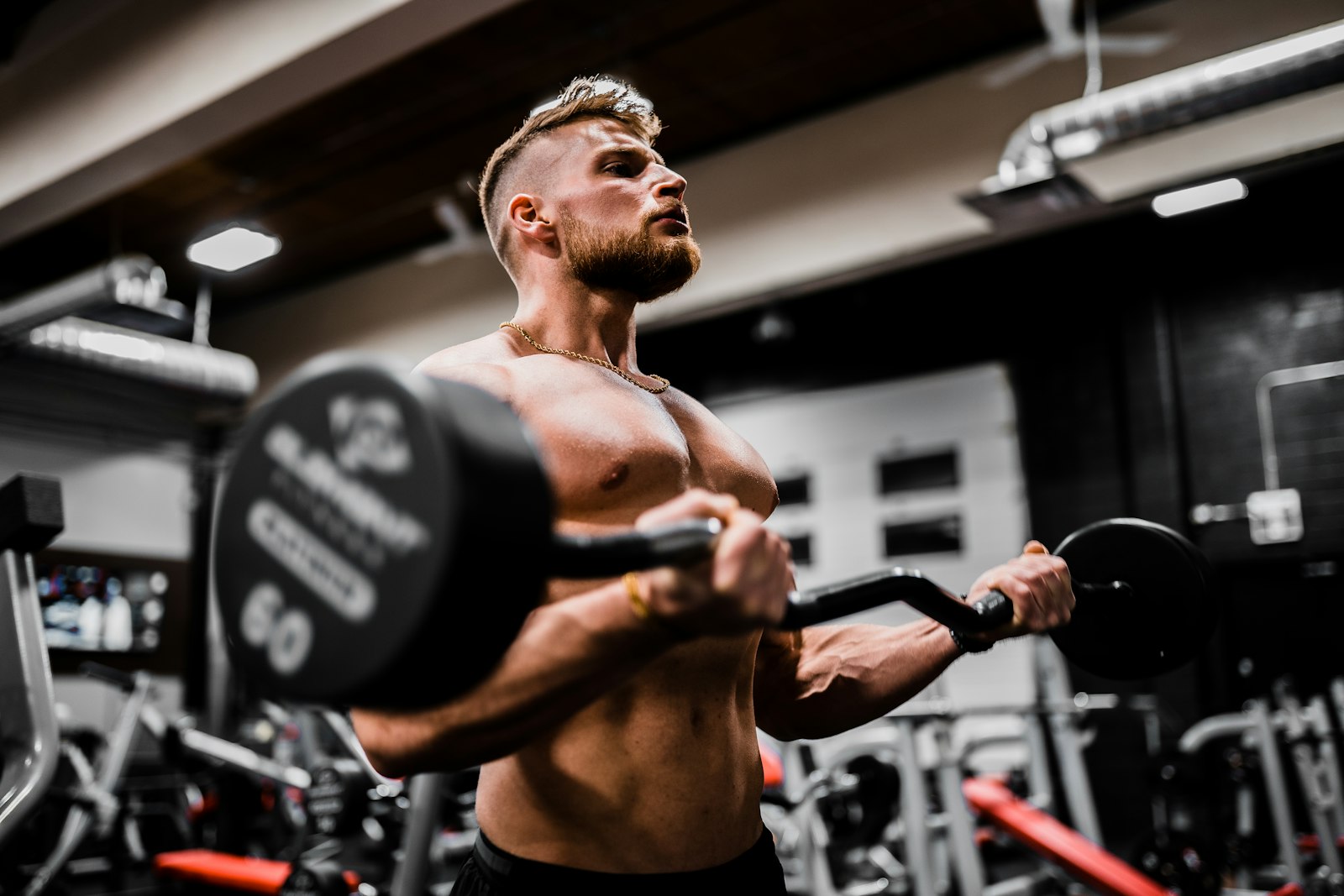 Coach Tomás Bergström mid-set on the training floor