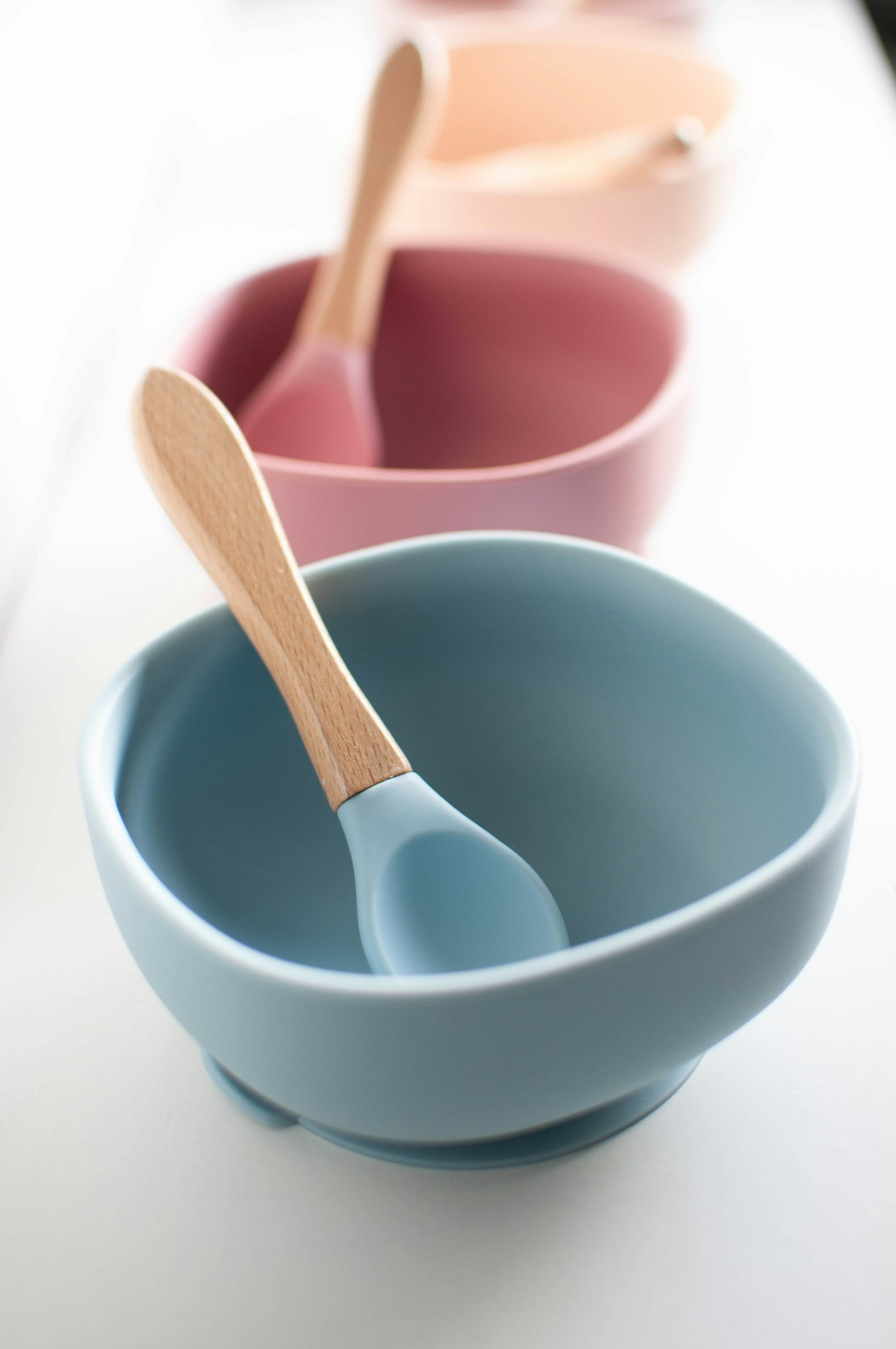 Ba bát silicon màu pastel kèm thìa cán gỗ dùng cho bé tập ăn dặm