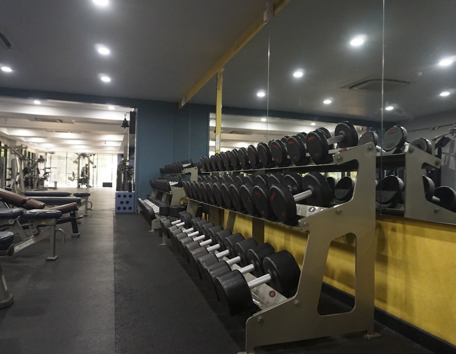 Dãy máy tập và giá tạ dọc theo tường gương trong phòng tập