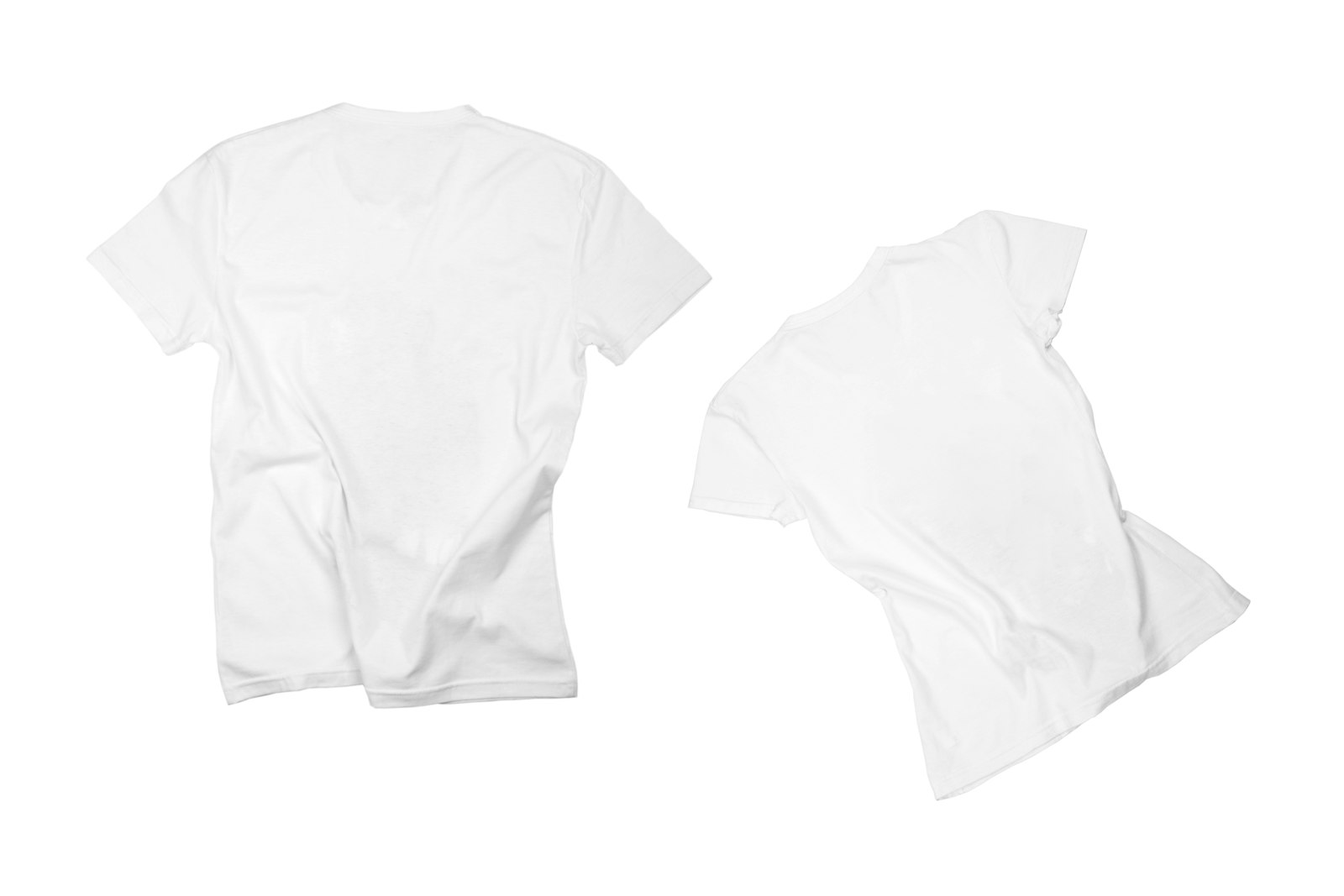 Hai chiếc áo phông cotton trắng trơn đặt trên nền trắng
